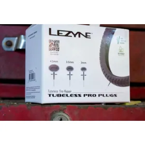 Рем. комплект для безкамерок Lezyne TUBELESS PRO PLUGS Чорний Y17
