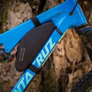 Сумка в раму Blackburn Outpost Corner водозах 0.7л чорн 130г Сумка в раму Blackburn Outpost Corner водозах 0.7л чорн 130г